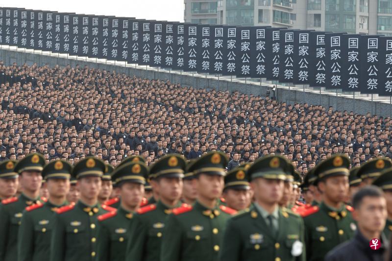 中国昨天举行第四个国家公祭仪式,纪念南京大屠杀80周年,约1万人胸佩白花在侵华日军南京大屠杀遇难同胞纪念馆参加这个庄严肃穆的仪式。(路透社) 中国昨天举行第四个国家公祭仪式,纪念南京大屠杀80周年,约1万人胸佩白花在侵华日军南京大屠杀遇难同胞纪念馆参加这个庄严肃穆的仪式。(路透社)