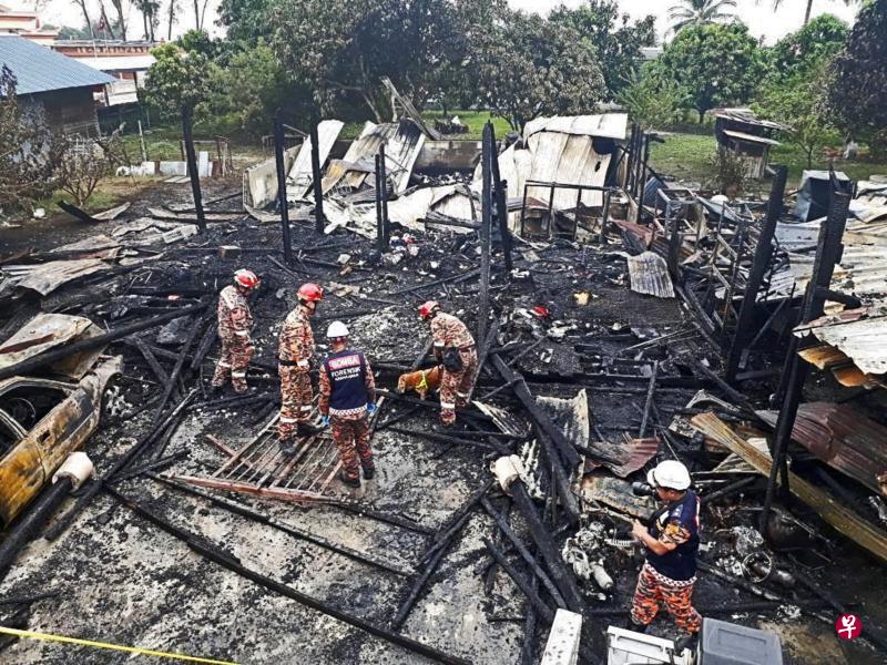 四名死者住的木屋被烧成废墟,连停在屋外的车子也烧成废铁。(东方日报) 四名死者住的木屋被烧成废墟,连停在屋外的车子也烧成废铁。(东方日报)