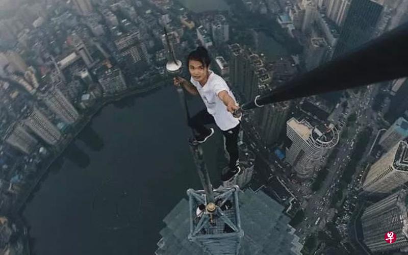 自称“国内极限高空运动挑战第一人”的吴永宁,曾在众多高楼进行无保护状态下的高空极限运动。(吴永宁微博) 自称“国内极限高空运动挑战第一人”的吴永宁,曾在众多高楼进行无保护状态下的高空极限运动。(吴永宁微博)