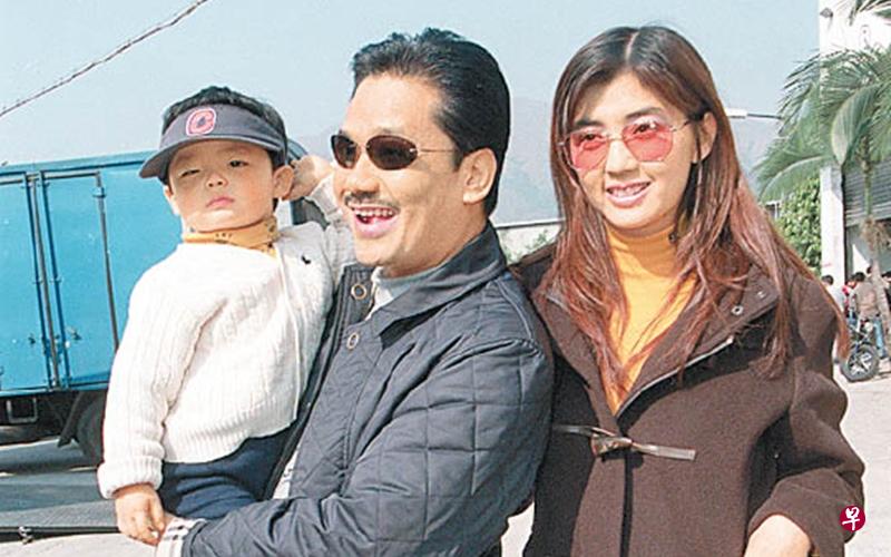 黄玉郎(中)与倪诗蓓从未注册结婚,并在2004年分手,两人育有一子。(微博图) 黄玉郎(中)与倪诗蓓从未注册结婚,并在2004年分手,两人育有一子。(微博图)