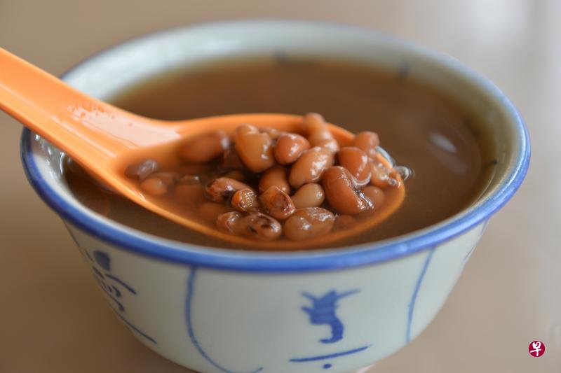 女性在经期的后几天吃红豆汤,可补益气血。(档案照) 女性在经期的后几天吃红豆汤,可补益气血。(档案照)