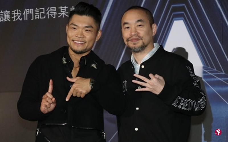 李玖哲(左)在新专辑记者会,被老板兼主持人黄立成问及感情状况。(互联网) 李玖哲(左)在新专辑记者会,被老板兼主持人黄立成问及感情状况。(互联网)