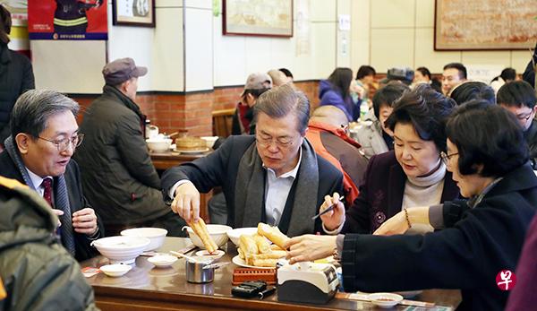 12月14日上午,韩国总统文在寅和夫人,以及韩国驻华大使卢英敏夫妇,一起在下榻的北京钓鱼台国宾馆附近的一家“永和豆浆”店中,享用了传统的中国式早餐——油条、豆浆(视觉中国) 12月14日上午,韩国总统文在寅和夫人,以及韩国驻华大使卢英敏夫妇,一起在下榻的北京钓鱼台国宾馆附近的一家“永和豆浆”店中,享用了传统的中国式早餐——油条、豆浆(视觉中国)