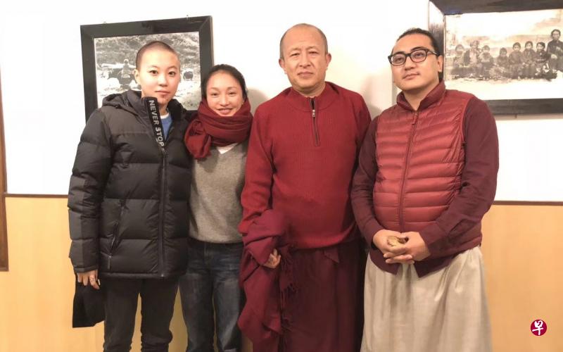 窦靖童(左一)剃头时,有好友周迅(左二)见证。(互联网) 窦靖童(左一)剃头时,有好友周迅(左二)见证。(互联网)