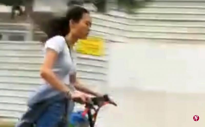 女郎两次被拍到在武吉巴督违例骑行还相当鲁莽,有目击者就公开她的照片加以谴责。(取自ROADS.sg) 女郎两次被拍到在武吉巴督违例骑行还相当鲁莽,有目击者就公开她的照片加以谴责。(取自ROADS.sg)