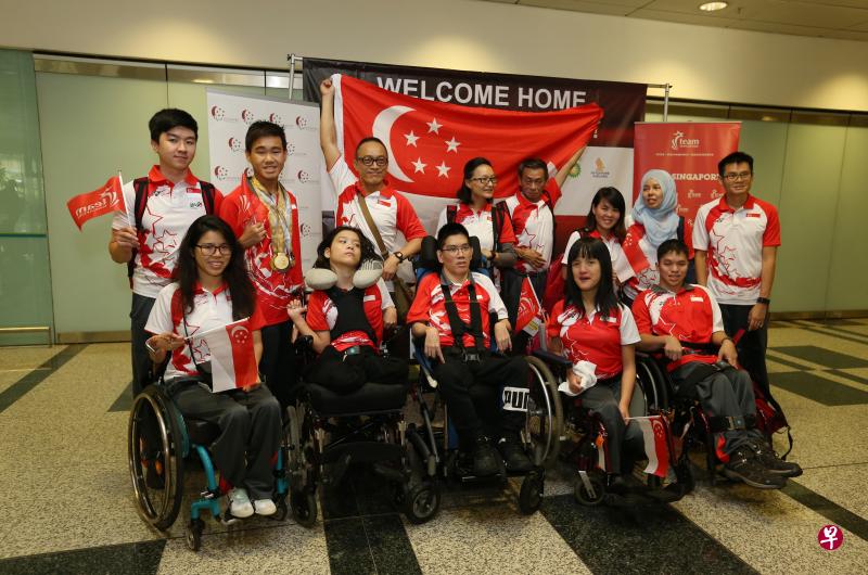 今早7时许,新加坡团队中的其中十几名运动员在代表团团长叶品秀的带领下抵达樟宜机场,团队成员的家属也挥着国旗在机场迎接。(海峡时报) 今早7时许,新加坡团队中的其中十几名运动员在代表团团长叶品秀的带领下抵达樟宜机场,团队成员的家属也挥着国旗在机场迎接。(海峡时报)