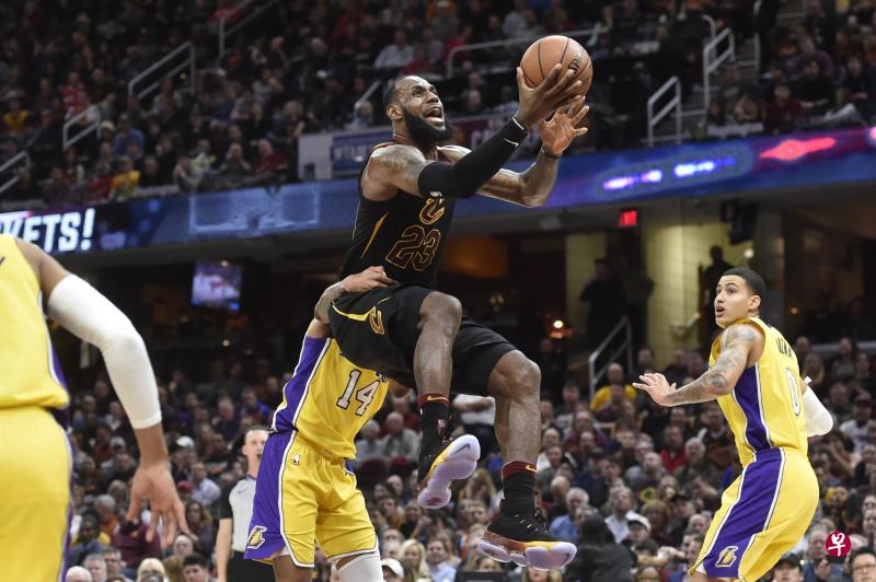 英格拉姆(14号)连拉带拽,却终究无力阻挡詹姆斯(23号)得分。(今日美国) 英格拉姆(14号)连拉带拽,却终究无力阻挡詹姆斯(23号)得分。(今日美国)