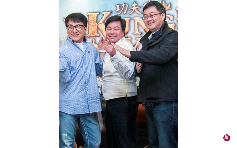 林德(右起)今年初与前来宣传的《功夫瑜伽》导演唐季礼、演员成龙合影。(Clover Films提供) 林德(右起)今年初与前来宣传的《功夫瑜伽》导演唐季礼、演员成龙合影。(Clover Films提供)