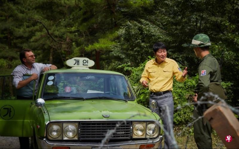 《逆权司机》毫不避讳地对准了血腥惨案,不含沙射影、不用考虑审查制度,而是坦坦荡荡的追问曾经的错误,让观众集体重温这段历史。(互联网) 《逆权司机》毫不避讳地对准了血腥惨案,不含沙射影、不用考虑审查制度,而是坦坦荡荡的追问曾经的错误,让观众集体重温这段历史。(互联网)
