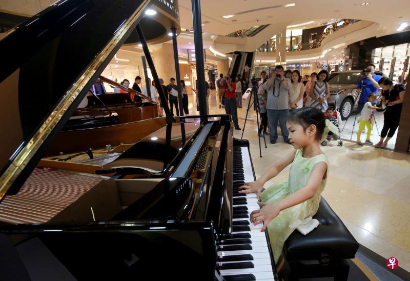 小小钢琴家”聚精会神地演奏,参与这场钢琴马拉松。(唐家鸿摄) 小小钢琴家”聚精会神地演奏,参与这场钢琴马拉松。(唐家鸿摄)
