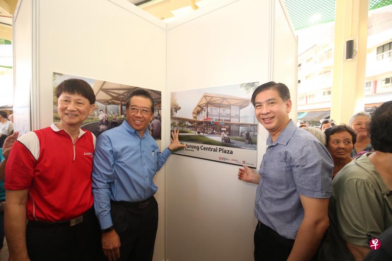 裕廊集选区基层组织顾问洪维能(右一)今早在社区活动上公开新巴刹的设计。(叶振忠摄) 裕廊集选区基层组织顾问洪维能(右一)今早在社区活动上公开新巴刹的设计。(叶振忠摄)