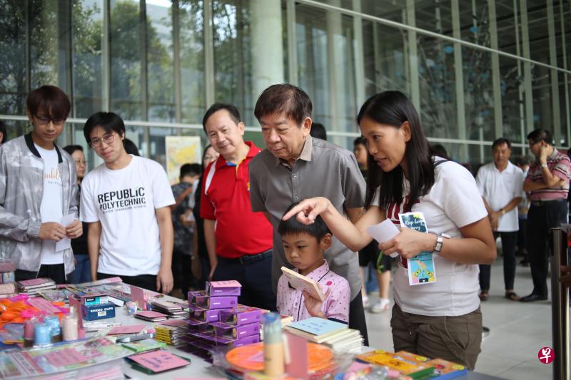 多名来自低收入家庭的学童和他们的家长今天透过“三巴旺爱心计划-准备上学”活动,在共和理工学院领取开学用品及礼券,为开学做好准备。基础建设统筹部长兼交通部长许文远是活动主宾。(叶振忠摄) 多名来自低收入家庭的学童和他们的家长今天透过“三巴旺爱心计划-准备上学”活动,在共和理工学院领取开学用品及礼券,为开学做好准备。基础建设统筹部长兼交通部长许文远是活动主宾。(叶振忠摄)