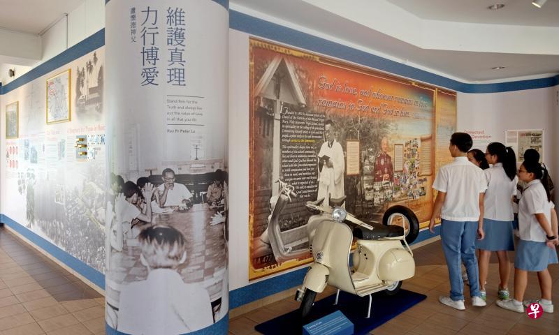 圣婴中学特地将一部韦士柏（Vespa）进行改装，仿造前校长施家仁神父过去使用的史古打，在历史走廊展示，作为对施神父的纪念。（曾坤顺摄）