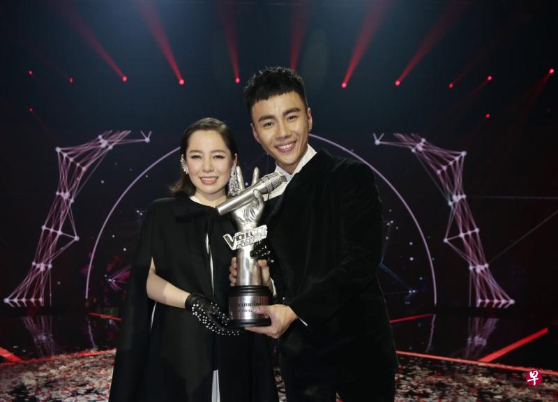 林文荪(左)以黑马姿态击败大热门刘国辉,成为第一届《The Voice决战好声-王者决战》冠军。(陈渊庄摄) 林文荪(左)以黑马姿态击败大热门刘国辉,成为第一届《The Voice决战好声-王者决战》冠军。(陈渊庄摄)