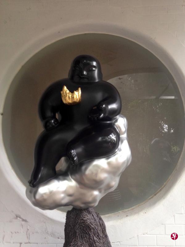 李真成名的黑胖娃娃系列《天火》。(黄向京) 李真成名的黑胖娃娃系列《天火》。(黄向京)