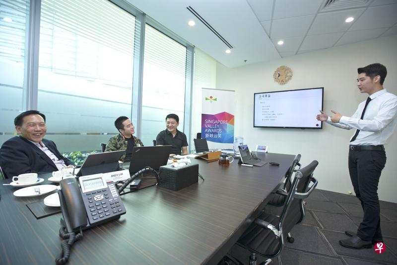 新加坡理工大学学生黄志城(右一)向“新峡谷奖”评委介绍他的创业点子。图左起为天宝富投资公司主席林殷、恺英网络董事长兼首席执行官王悦和阿里巴巴新加坡总经理盛一飞。(曾道明摄) 新加坡理工大学学生黄志城(右一)向“新峡谷奖”评委介绍他的创业点子。图左起为天宝富投资公司主席林殷、恺英网络董事长兼首席执行官王悦和阿里巴巴新加坡总经理盛一飞。(曾道明摄)