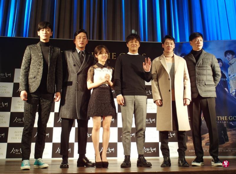 《与神同行》导演金容华(右一)与演员朱智勋(左起)、河正宇、金香起、车太铉、金东昱出席记者会。(嘉华提供) 《与神同行》导演金容华(右一)与演员朱智勋(左起)、河正宇、金香起、车太铉、金东昱出席记者会。(嘉华提供)