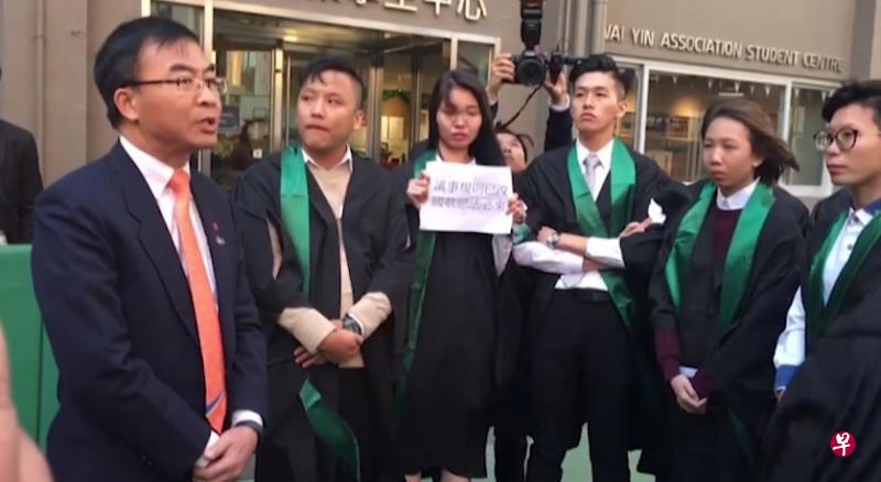 港专校长陈卓禧(左)在学生被轰出毕业典礼后与学生对话。(互联网) 港专校长陈卓禧(左)在学生被轰出毕业典礼后与学生对话。(互联网)