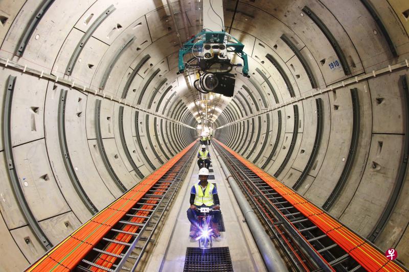 由新能源集团建造的电缆隧道深60公尺，隧道上头装有自动检测仪器，它所拍摄的画面会交由电脑分析找出异常之处。此外，公司也为工人准备了个人代步工具，方便他们在隧道内穿行。（何家俊摄）