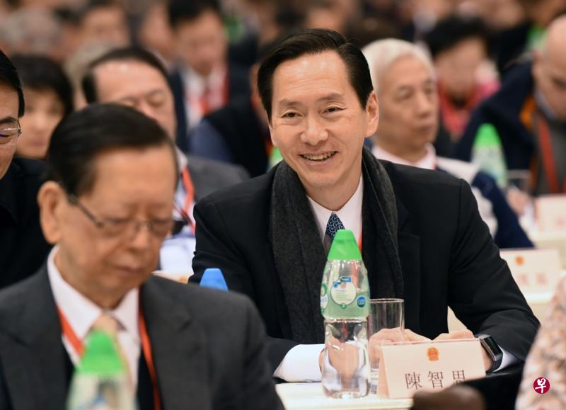 港区人大选举“票王”,香港行政会议召集人陈智思(右)自认是民主派可以接受的人选。(中通社) 港区人大选举“票王”,香港行政会议召集人陈智思(右)自认是民主派可以接受的人选。(中通社)