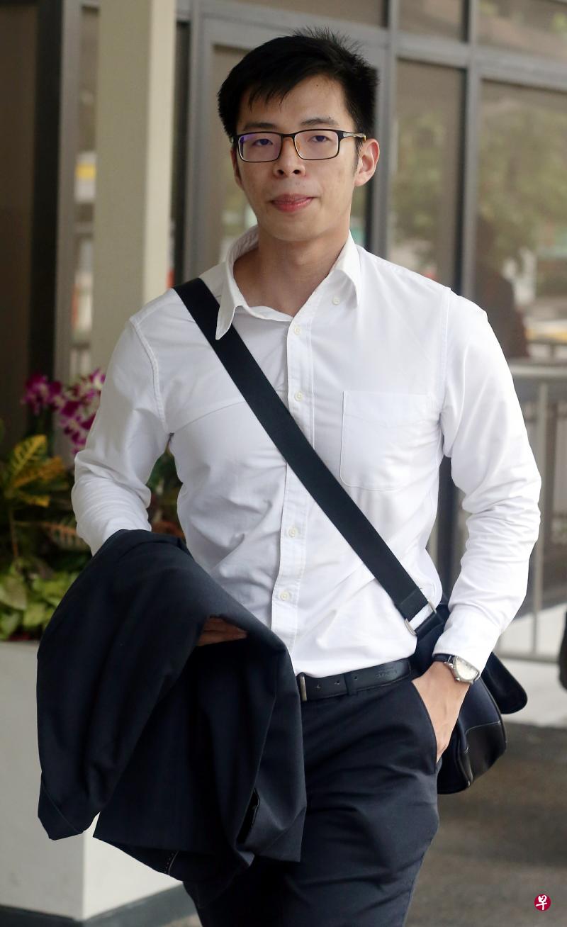 被告喝了几杯酒后,向戴嘉玲透露了机密资料,但他有告诉戴嘉玲不可报道这些资料。(海峡时报) 被告喝了几杯酒后,向戴嘉玲透露了机密资料,但他有告诉戴嘉玲不可报道这些资料。(海峡时报)