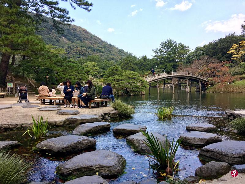 栗林公园每个角落都藏着美景,游人累了总有地方可以歇脚,享受秋日的清爽。 栗林公园每个角落都藏着美景,游人累了总有地方可以歇脚,享受秋日的清爽。