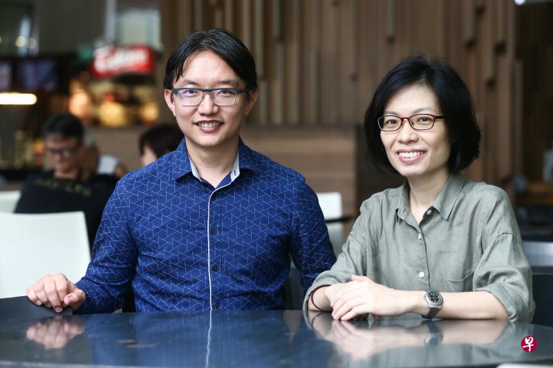 陈志锐(左)与梁洁莹畅谈文学与音乐的相互关系。 陈志锐(左)与梁洁莹畅谈文学与音乐的相互关系。