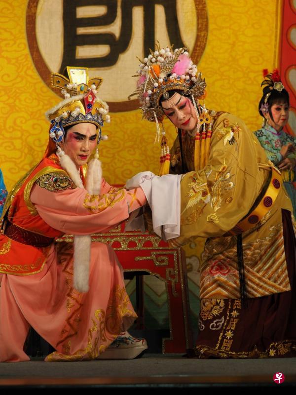 在《四郎探母》中,洪志庆(左)饰演的杨延辉与黄静琴饰演的佘太君,有精彩对手戏。(剧团提供) 在《四郎探母》中,洪志庆(左)饰演的杨延辉与黄静琴饰演的佘太君,有精彩对手戏。(剧团提供)