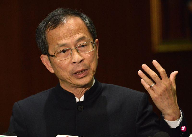 香港前立法会主席曾钰成今在专栏表示,特区政府对“一地两检”符合《基本法》的解释,无法消除反对人士疑虑,政府应该坦白承认,《基本法》没有为实行“一地两检”预留空间。(香港星岛日报) 香港前立法会主席曾钰成今在专栏表示,特区政府对“一地两检”符合《基本法》的解释,无法消除反对人士疑虑,政府应该坦白承认,《基本法》没有为实行“一地两检”预留空间。(香港星岛日报)