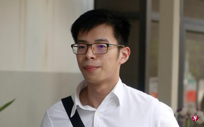目前已被停职的建屋发展局物业管理经理黄汉源,昨早承认一项触犯官方机密法令的控状,被判罚款2000元。(海峡时报) 目前已被停职的建屋发展局物业管理经理黄汉源,昨早承认一项触犯官方机密法令的控状,被判罚款2000元。(海峡时报)