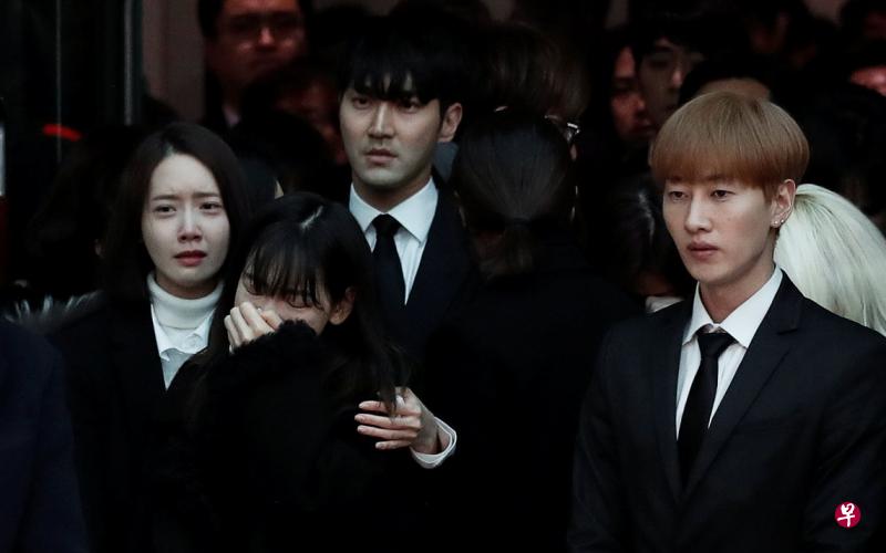 太妍(中)泪崩,允儿安慰她。(路透社) 太妍(中)泪崩,允儿安慰她。(路透社)