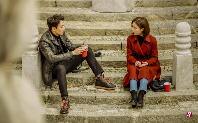 金来沅(左)是不是申世景的黑骑士,能否将她从痛苦中拯救出来?(互联网) 金来沅(左)是不是申世景的黑骑士,能否将她从痛苦中拯救出来?(互联网)