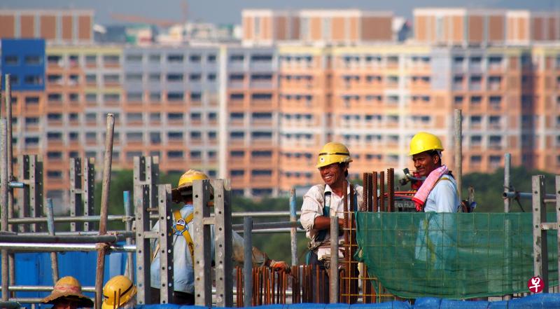 建筑工人面对较高听力损失的风险。(档案照) 建筑工人面对较高听力损失的风险。(档案照)