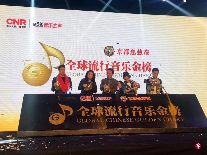 潘玮柏(左一)助阵“全球流行音乐金榜”金曲发布会。(图 / UFM100.3提供) 潘玮柏(左一)助阵“全球流行音乐金榜”金曲发布会。(图 / UFM100.3提供)