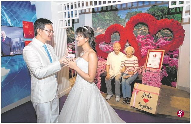 潘正祥和未婚妻杨淑雅今早特地到杜莎夫人蜡像馆与建国总理李光耀和夫人的蜡像拍照,成为本地第一对到蜡像馆拍摄婚纱照的新人。(受访者提供) 潘正祥和未婚妻杨淑雅今早特地到杜莎夫人蜡像馆与建国总理李光耀和夫人的蜡像拍照,成为本地第一对到蜡像馆拍摄婚纱照的新人。(受访者提供)