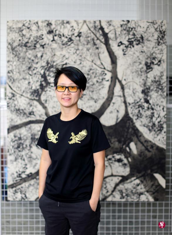 画家姚诗韵站在2013年与大树 “共同”作画的作品前(龙国雄摄)。 画家姚诗韵站在2013年与大树 “共同”作画的作品前(龙国雄摄)。