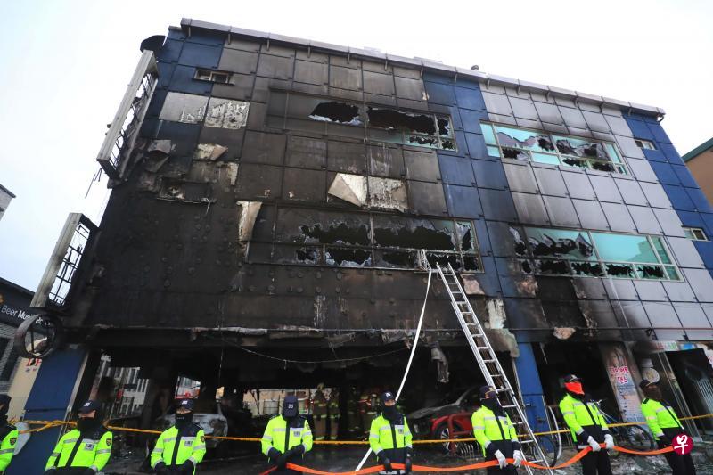 韩国警方封锁现场,让消防及法医部门集中调查这座健身中心起火的原因。(法新社) 韩国警方封锁现场,让消防及法医部门集中调查这座健身中心起火的原因。(法新社)