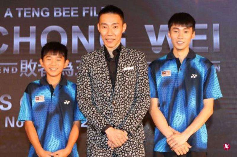 黄炜杰(左)和曾冠源(右)在电影中分别饰演童年和少年版李宗伟。(图片:中国报) 黄炜杰(左)和曾冠源(右)在电影中分别饰演童年和少年版李宗伟。(图片:中国报)