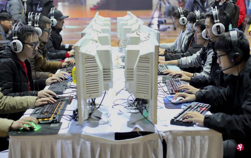 来自中国大陆和台湾地区的18所高校共140多名大学生,本月19日齐聚南京,参加一项为期四天的“海峡两岸大学生电子竞技大赛”。赛事除了经典的电子竞技比赛,还同时举行文化体育交流、两岸电竞论坛、摄影交流等活动。(中新社) 来自中国大陆和台湾地区的18所高校共140多名大学生,本月19日齐聚南京,参加一项为期四天的“海峡两岸大学生电子竞技大赛”。赛事除了经典的电子竞技比赛,还同时举行文化体育交流、两岸电竞论坛、摄影交流等活动。(中新社)