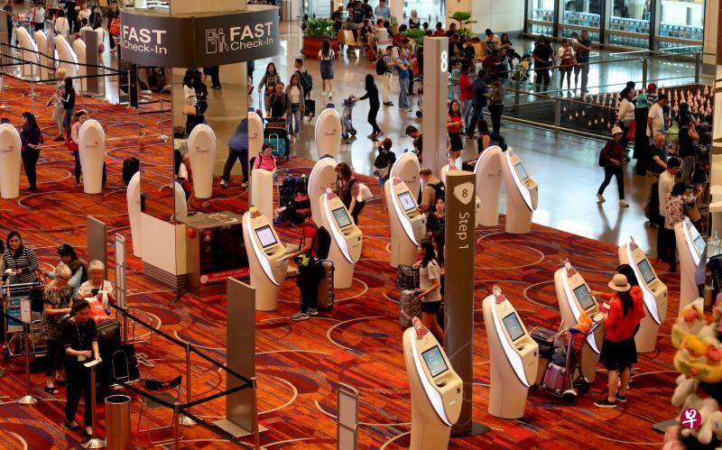T1的离境登机厅增设了更多自助登机亭和自动化的行李托运机,形成一个中央“自助区”。(周国威摄) T1的离境登机厅增设了更多自助登机亭和自动化的行李托运机,形成一个中央“自助区”。(周国威摄)