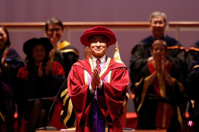 香港天王刘德华本月14日获香港树仁大学颁授荣誉文学博士。(新华网) 香港天王刘德华本月14日获香港树仁大学颁授荣誉文学博士。(新华网)