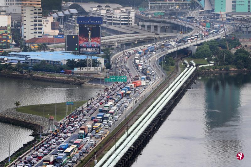 昨早新柔长堤双向交通都出现车龙,连关卡外的武吉知马高速公路、兀兰中心路,以及兀兰关卡高架桥上的车子都动弹不得。(饶进礼摄) 昨早新柔长堤双向交通都出现车龙,连关卡外的武吉知马高速公路、兀兰中心路,以及兀兰关卡高架桥上的车子都动弹不得。(饶进礼摄)