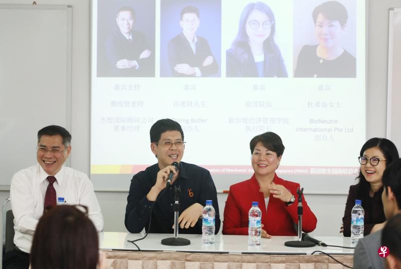 三名主讲人与出席者分享“转型的魔力”,右起为新加坡经济管理学院执行院长徐芳、BioNeutre International专业美容机构创办人杜希仙和Dining Bulter创办人吕虔锋,左一是担任主持人的杰盟国际顾问公司董事经理黄纯贤。(何家俊 摄影) 三名主讲人与出席者分享“转型的魔力”,右起为新加坡经济管理学院执行院长徐芳、BioNeutre International专业美容机构创办人杜希仙和Dining Bulter创办人吕虔锋,左一是担任主持人的杰盟国际顾问公司董事经理黄纯贤。(何家俊 摄影)