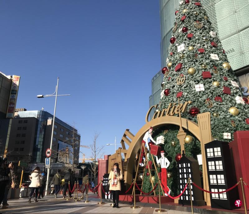为迎接圣诞节,北京王府井购物商圈多处摆放圣诞树等圣诞装置,吸引不少市民和游客上前拍照留念。(林展霆摄) 为迎接圣诞节,北京王府井购物商圈多处摆放圣诞树等圣诞装置,吸引不少市民和游客上前拍照留念。(林展霆摄)