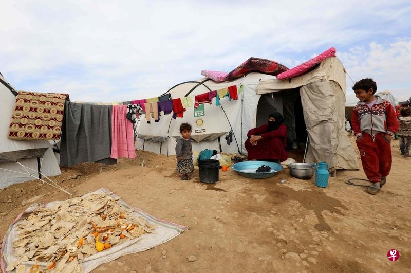 艾因伊萨难民营缺乏医疗设施和御寒衣物,导致因感冒而死亡的病例激增。(法新社) 艾因伊萨难民营缺乏医疗设施和御寒衣物,导致因感冒而死亡的病例激增。(法新社)