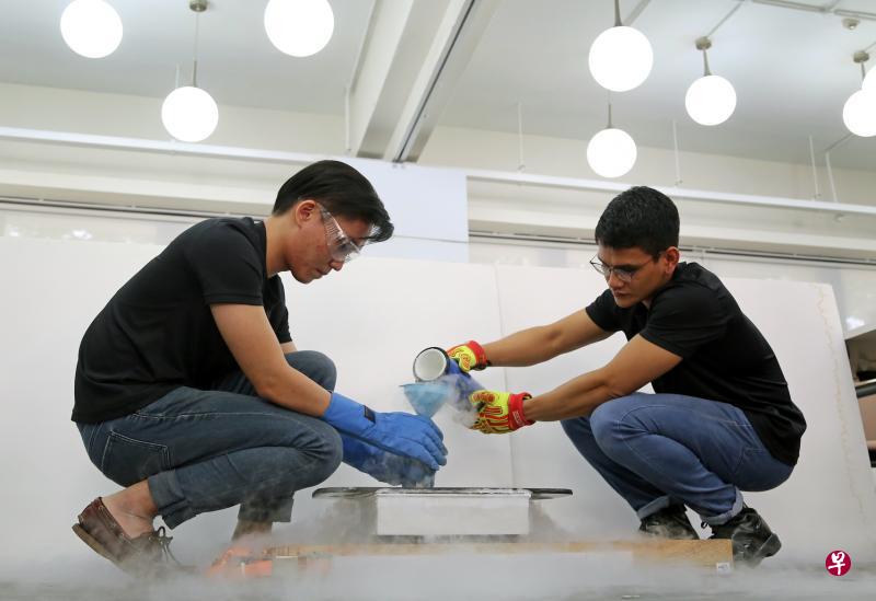 新加坡理工学院一组学生研发出相信是本地首个悬浮滑板,可承载多达70公斤的重量,在本地创下纪录。(严宣融摄) 新加坡理工学院一组学生研发出相信是本地首个悬浮滑板,可承载多达70公斤的重量,在本地创下纪录。(严宣融摄)