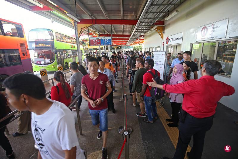 东西与南北线19个地铁站在本月10日首次全天停运，陆交局和业者派出多达350辆巴士，为受影响乘客提供接驳服务。（档案照片）