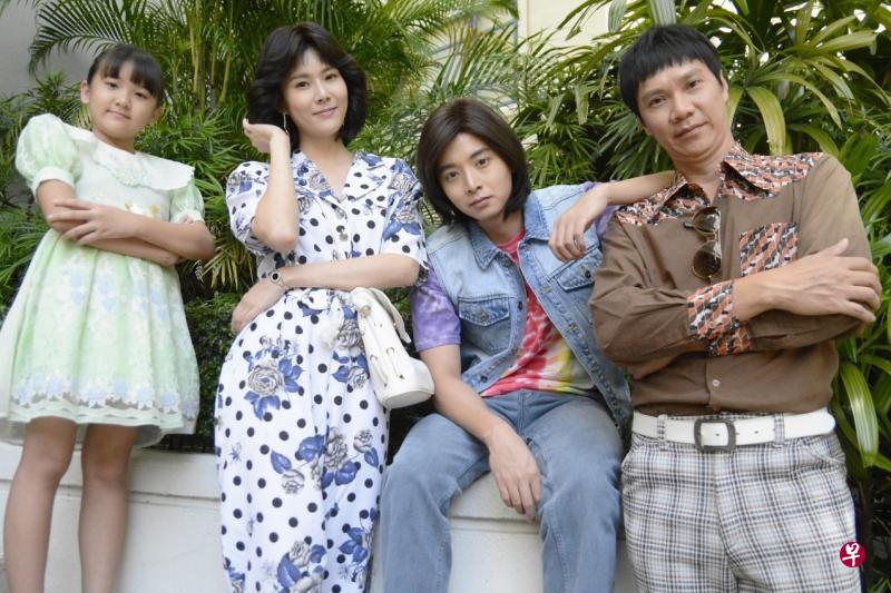 黄炯耀(右起)戏里是个爱模仿的电视迷,演出生动、活泼。冯伟衷和黄思恬在戏里表现则一板一眼。 黄炯耀(右起)戏里是个爱模仿的电视迷,演出生动、活泼。冯伟衷和黄思恬在戏里表现则一板一眼。