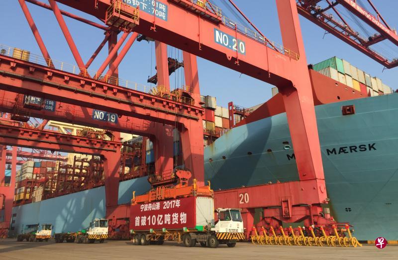 在宁波舟山港穿山港区集装箱码头,一个身披“红妆”的集装箱昨天吊装至“美瑞马士基”轮,标志着舟山港成为全球首个年货物吞吐量“10亿吨”大港。(中新社) 在宁波舟山港穿山港区集装箱码头,一个身披“红妆”的集装箱昨天吊装至“美瑞马士基”轮,标志着舟山港成为全球首个年货物吞吐量“10亿吨”大港。(中新社)
