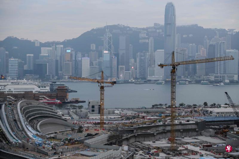 兴建中的香港高铁西九龙站,建筑面积达40万平方米,是全世界最大的地底高铁站。(法新社) 兴建中的香港高铁西九龙站,建筑面积达40万平方米,是全世界最大的地底高铁站。(法新社)